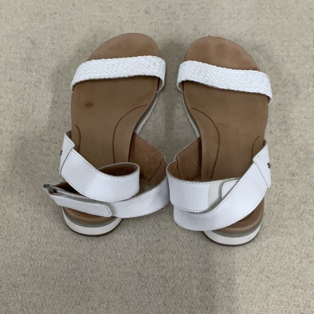 EUC woman’s UGG wrap around ankle sandals